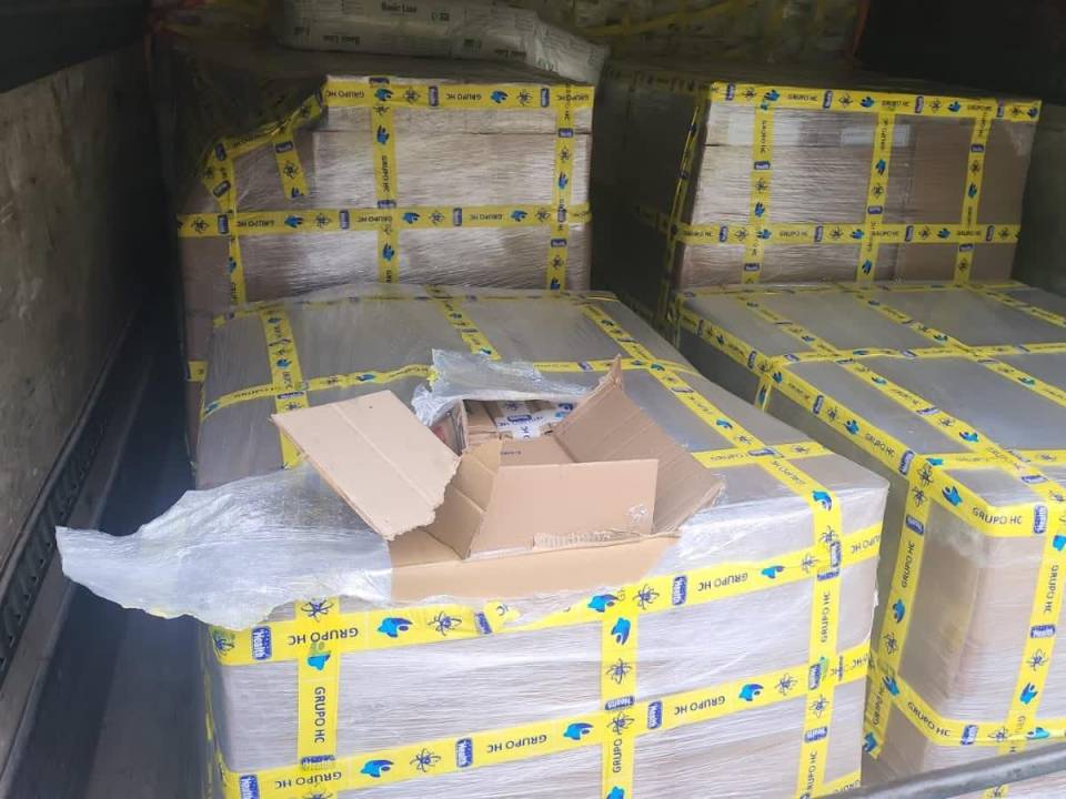 Las cajas iban a bordo de un camión interceptado en la aduana.