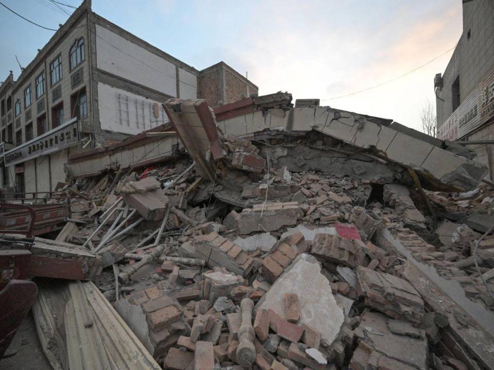 Un niño se encuentra entre los escombros de su casa derrumbada en Dahejia, en el condado de Jishishan, en la provincia de Gansu, en el noroeste de China, el 20 de diciembre de 2023.