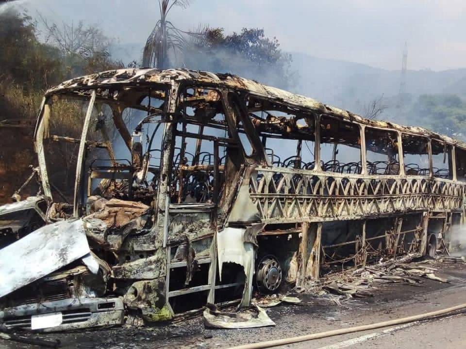 Captan bus cuando estalla en llamas tras colisionar con pick up en Taulabé