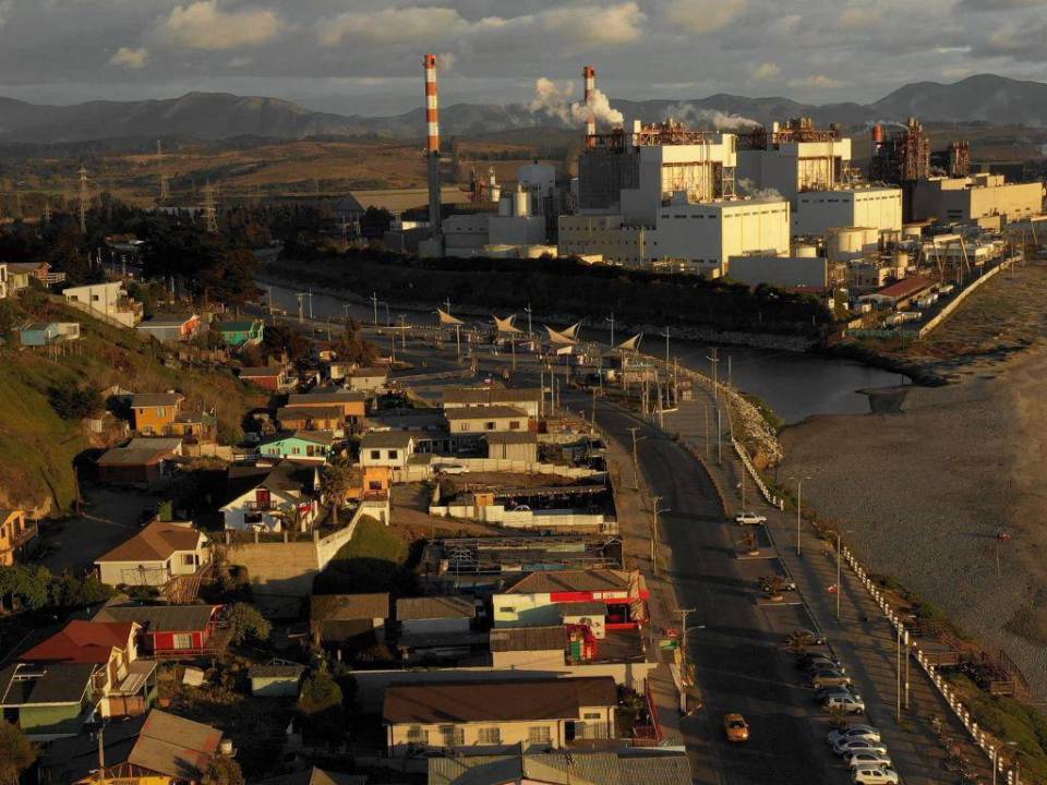 (ARCHIVOS) Foto aérea de archivo tomada el 1 de octubre de 2019 de la central termoeléctrica AES Gener en Puchuncaví, Región de Valparaíso, Chile. Al menos 75 personas, incluidos unos 50 escolares, resultaron intoxicadas por los altos niveles de contaminación en las zonas de industria pesada de Quintero y Puchuncaví, consideradas “zonas de sacrificio ambiental”.