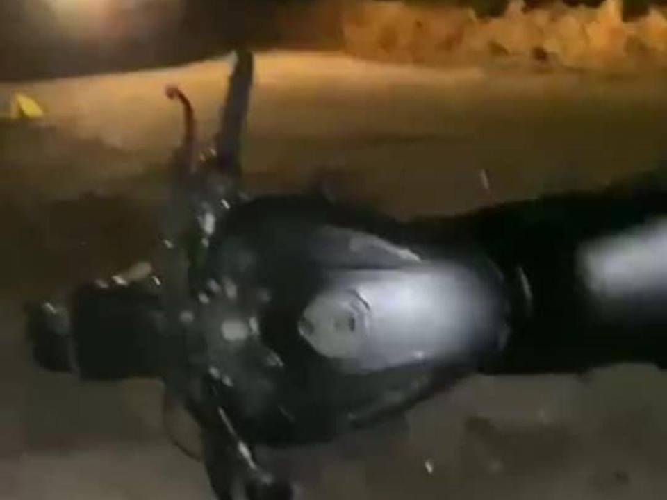 El cadáver del joven abatido a tiros quedó al lado de su motocicleta.