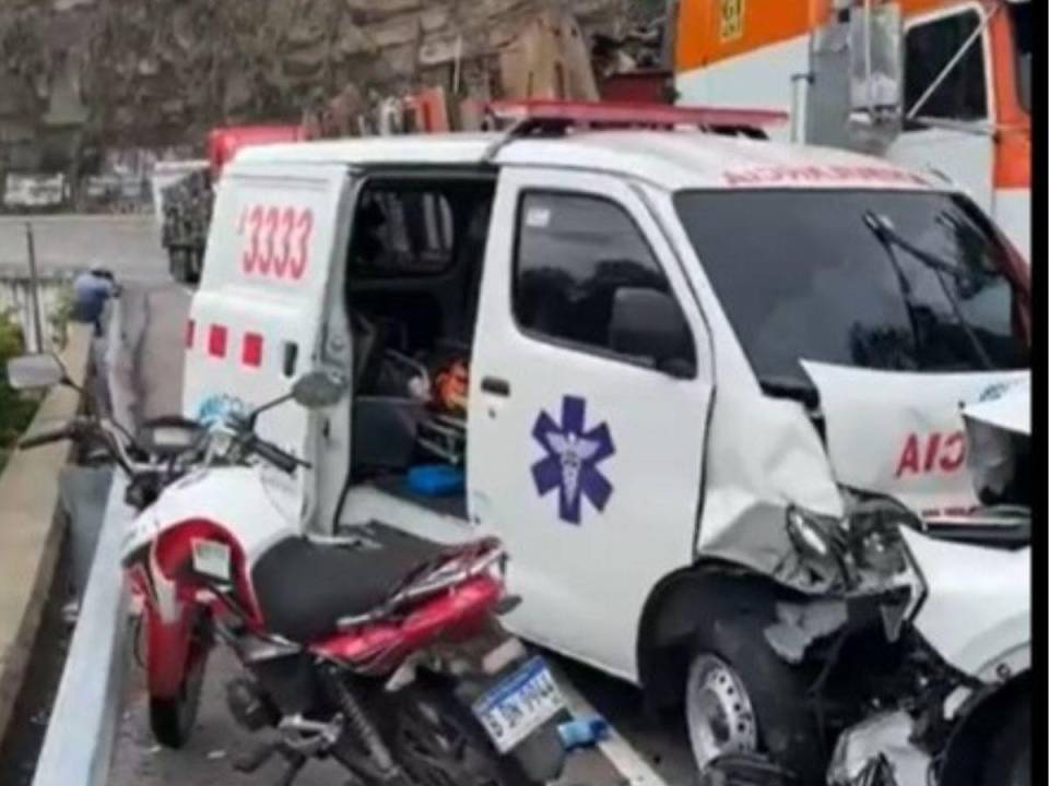 El conductor de la ambulancia identificado como Melvin Machado falleció tras el fuerte impacto de la camioneta conducida por Gabriela María Zablah.