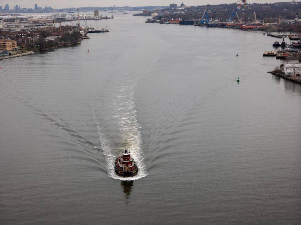 Un remolcador avanza hacia el puerto de Newark el 26 de marzo de 2024, visto desde Bayona, Nueva Jersey.