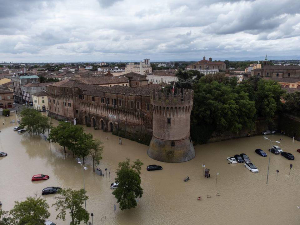 Esta fotografía aérea muestra el castillo y las calles inundadas en la ciudad de Lugo, cerca de Rávena, el 18 de mayo de 2023, después de que las fuertes lluvias causaran inundaciones en la región norteña de Emilia Romaña, en Italia.