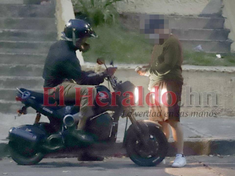 Sin bajarse de su motocicleta y entregando droga en plena vía pública, frente a un reconocido colegio capitalino y como si se tratara de un pedido de comida rápida, este repartidor entregó la mercancía.