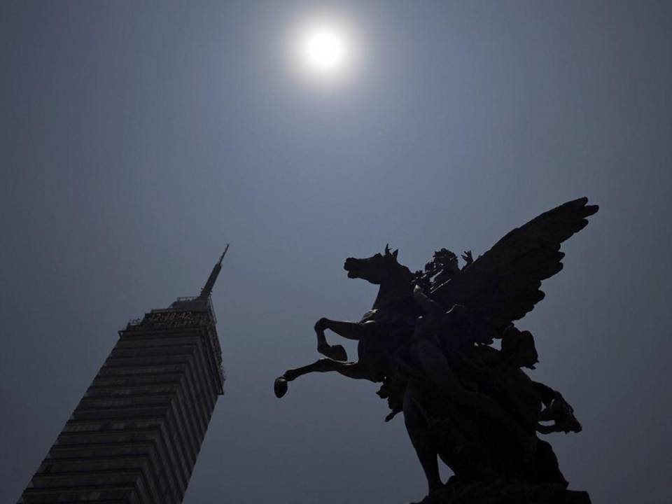 Vista de la Torre Latinoamericana durante el eclipse solar parcial visto desde el Palacio de Bellas Artes de la Ciudad de México. La sombra de la Luna sumergió la costa del Pacífico de México en una oscuridad total a las 11:07 am.