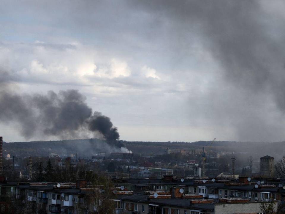 El humo oscuro se eleva luego de un ataque aéreo en la ciudad de Lviv, en el oeste de Ucrania, el 18 de abril de 2022. Una serie de ataques rusos “poderosos” contra la infraestructura militar en Lviv el 18 de abril de 2022, dejó varios muertos y encendió llamas en el oeste de Ucrania. ciudad que se ha librado de feroces combates.