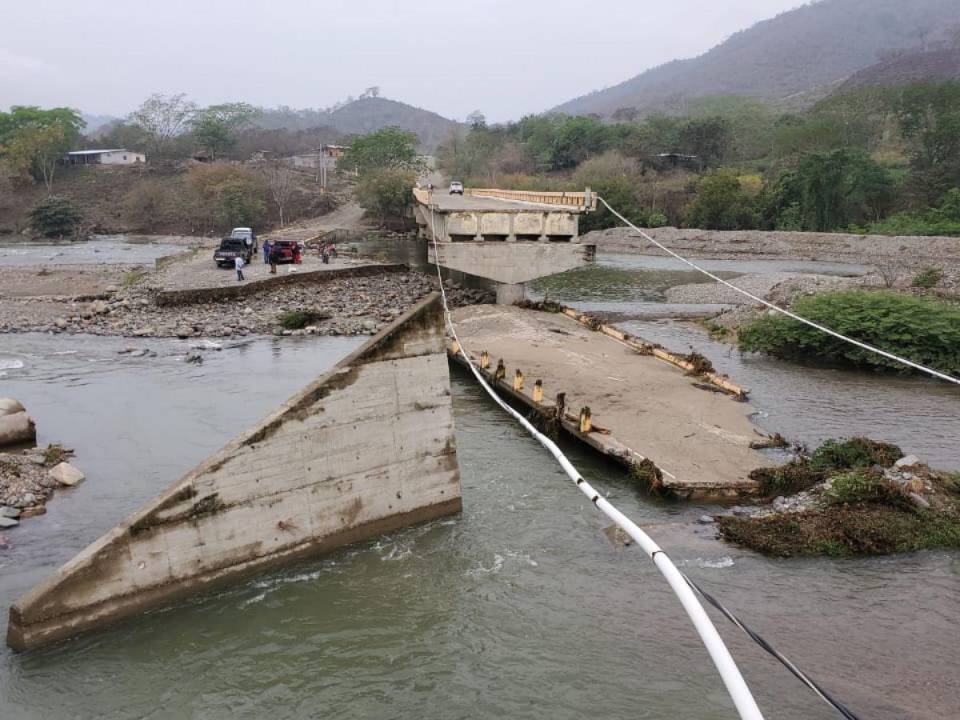 El río Cangrejal aumentó su caudal por al menos tres metros, eso provocó que al menos 10 aldeas de La Ceiba estuvieran incomunicadas mientras bajaba el nivel del río. Se trabaja en la habilitación de pasos.