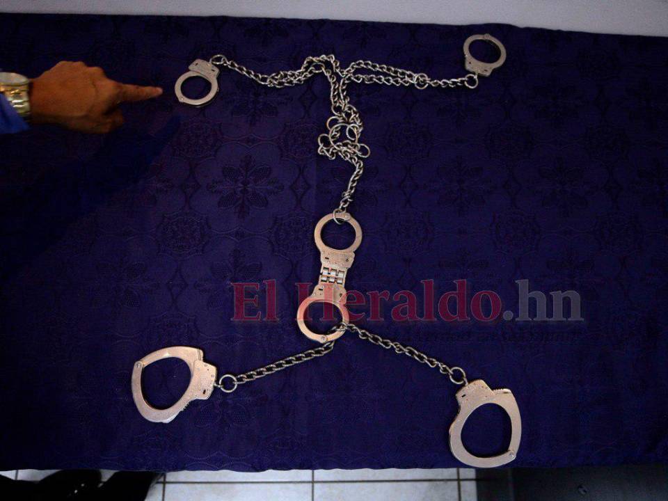 Ambos aros tenían la marca de su creador, Smith &amp; Wesson, con la leyenda USA. Y van desde las manos conectadas con las esposas de los pies a una larga cadena.