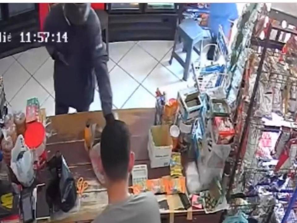 Ladrón asalta mercadito en San Francisco de La Paz y es atacado a tiros al salir del local