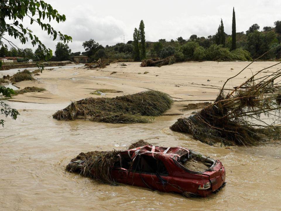 Esta fotografía muestra un coche destruido en medio de un río en la localidad de Aldea del Fresno, en la región de Madrid, el 4 de septiembre de 2023, cuando un hombre fue reportado como desaparecido después de que su vehículo fuera arrastrado por un río desbordado durante fuertes lluvias.