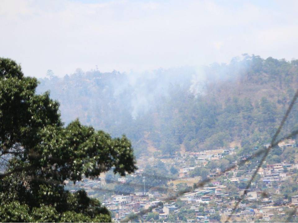 Ahora es más frecuente que se reporten incendios forestales en la capital, desde las montañas salen enormes columnas blancas de humo.