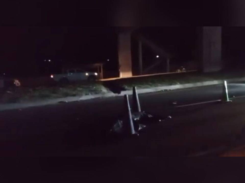 El cuerpo de la fémina quedó tirado en medio de la carretera.