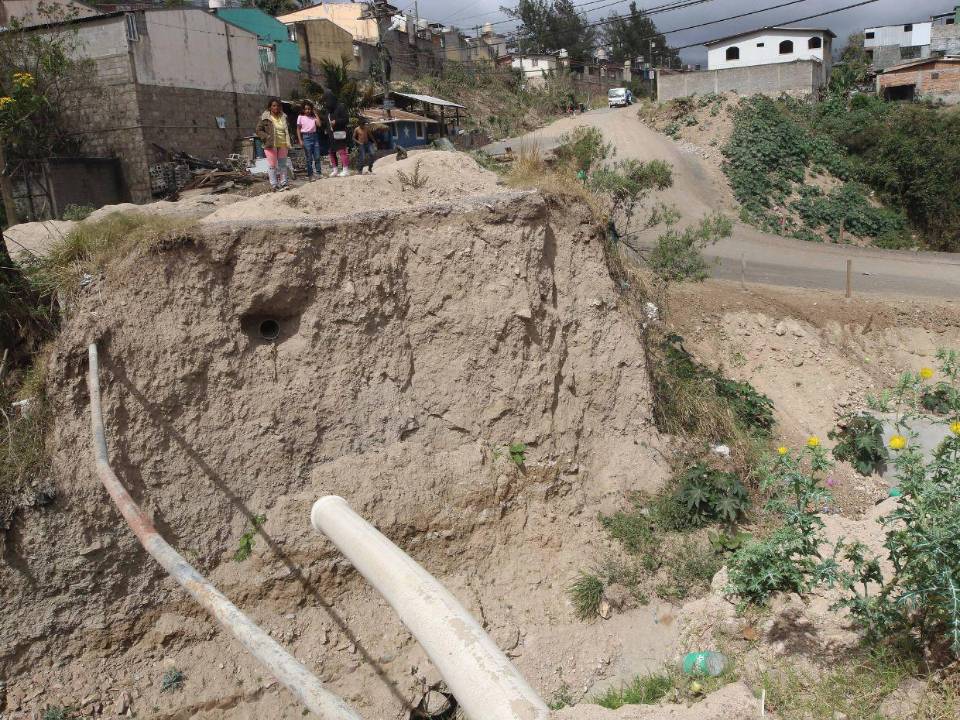 La caja puente conecta a cuatro colonias y los vecinos exigen una pronta respuesta después de cuatro meses de abandono. Las autoridades solo construyeron un vado provisional