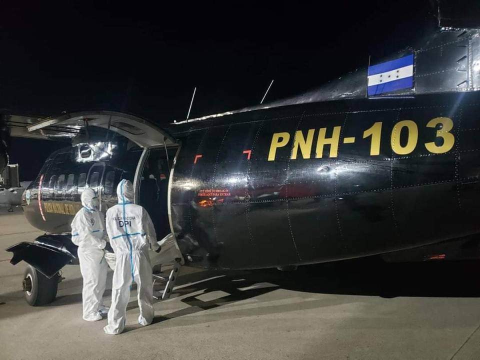 Los cuerpos de dos de las víctimas llegaron a San Pedro Sula anoche a bordo del Halcón 03, un avión bimotor tipo Let-410 de Policía Nacional, donde la Jefatura Regional Noroccidental coordinó su entrega a las autoridades correspondientes para el proceso legal, mientras se investiga qué pasó, pues al parecer la embarcación no debió navegar.