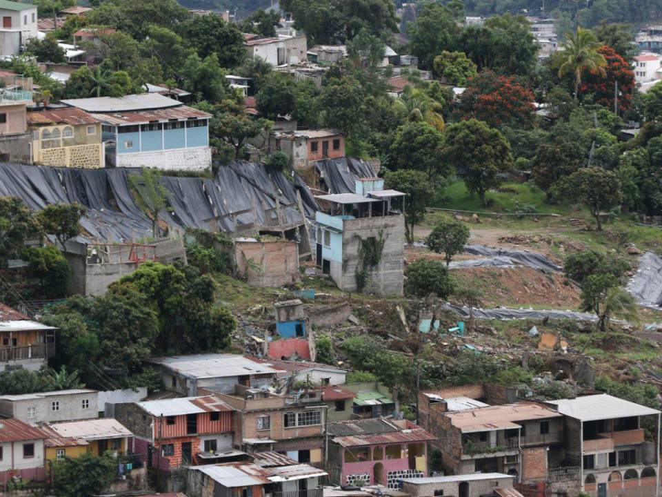 Aunque no hay probabilidades de que la tormenta tropical ingrese el país, la misma sigue avanzando por el Océano Pacífico y está dejando precipitaciones en El Salvador y Honduras.