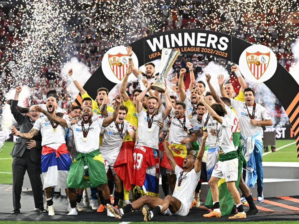 Los futbolistas del Sevilla festejaron por todo lo alto la obtención de la copa.