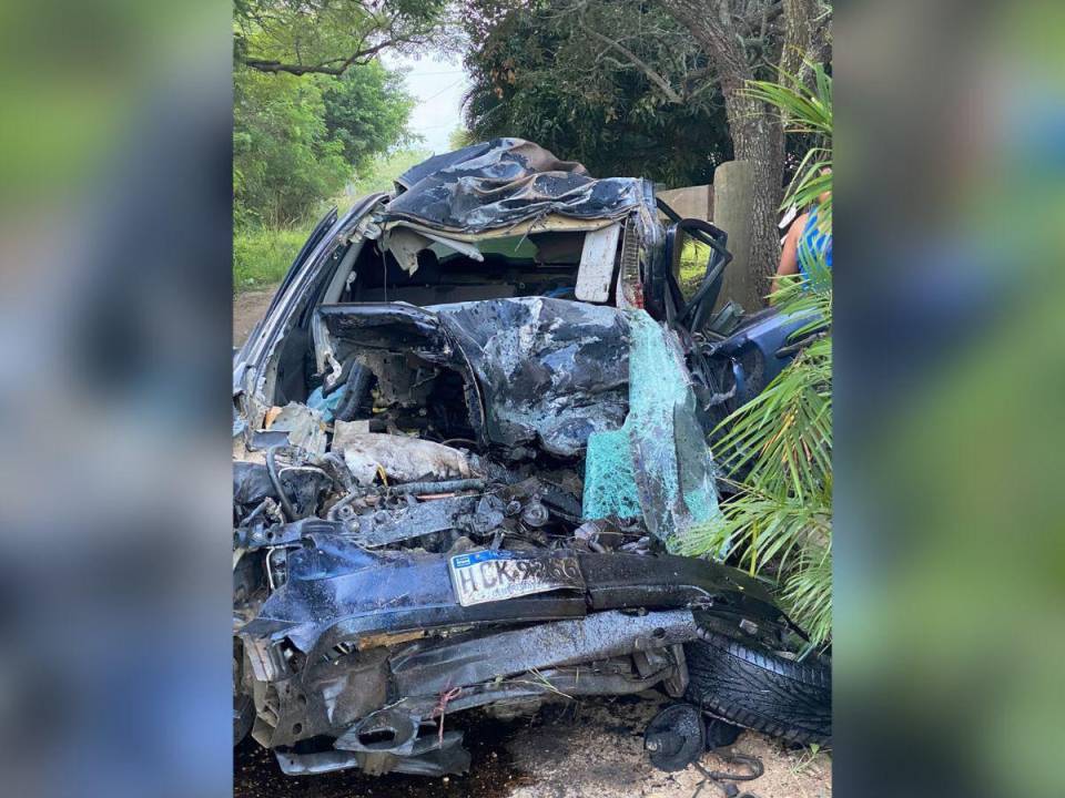 Bomberos intentaban recuperar este sábado el cuerpo del conductor de una rastra que se accidentó en la carretera a Olancho a la altura de Las Marías, Talanga, Francisco Morazán, cuando se salió de la vía e impactó contra un árbol.