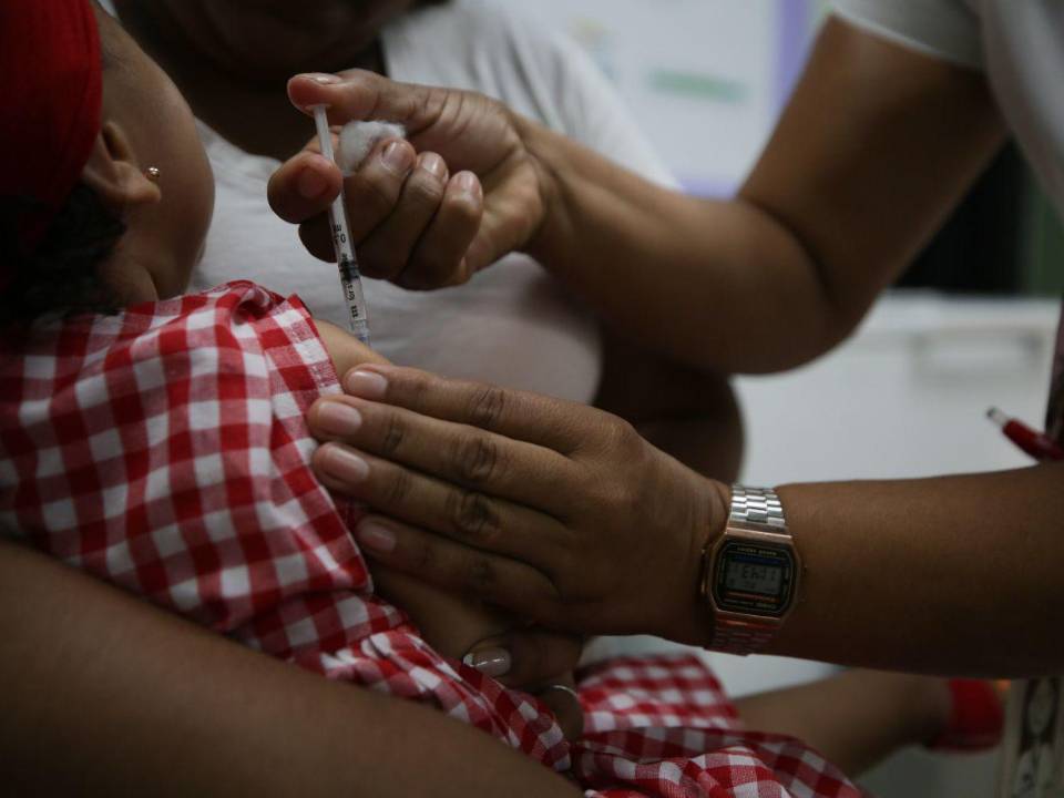 El promedio de vacunación infantil en Honduras cayó en 16.4 puntos porcentuales. En ocho de cada diez municipios la cifra de vacunación cayó considerablemente.