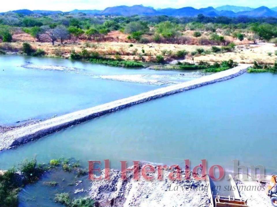 La borda fue construida con los materiales pétreos del río Choluteca para represar unos 200 mil litros de agua para usarlos en la temporada de sequía y abastecer a unos 80 mil abonados de Choluteca