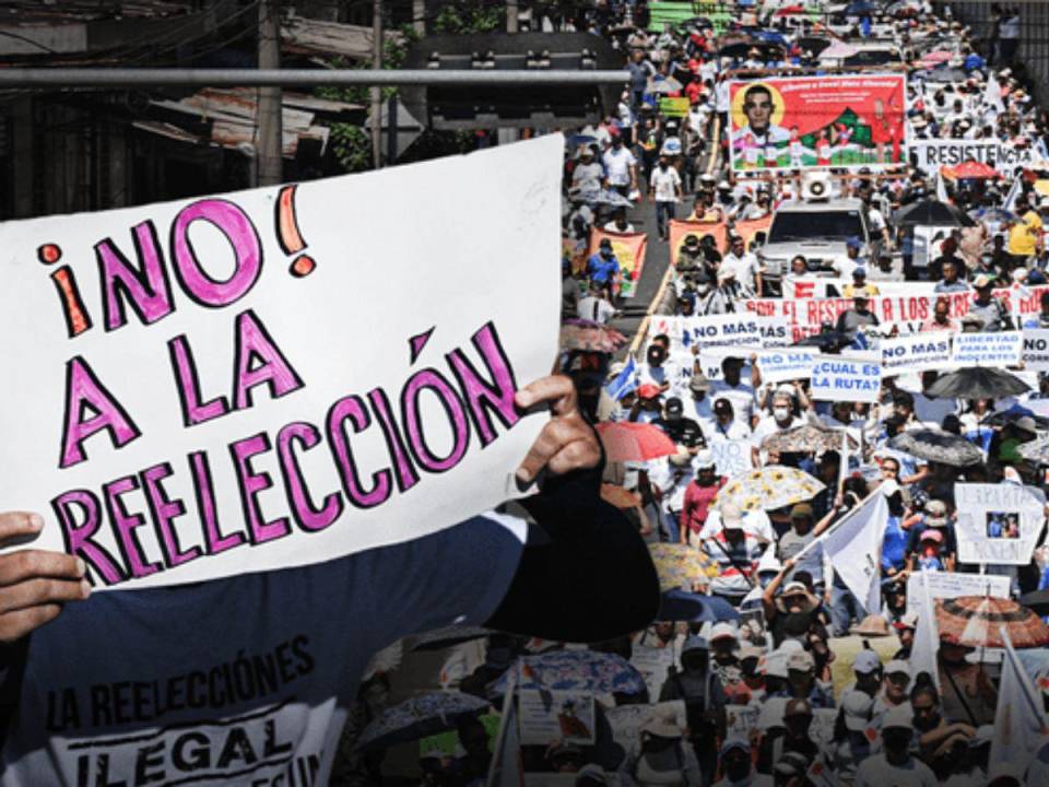 “No a la reelección”,”¡ni un día más!”, decían unas pancartas que alzaban los manifestantes, que marcharon desde el hospital Rosales hasta la plaza Gerardo Barrios de San Salvador.