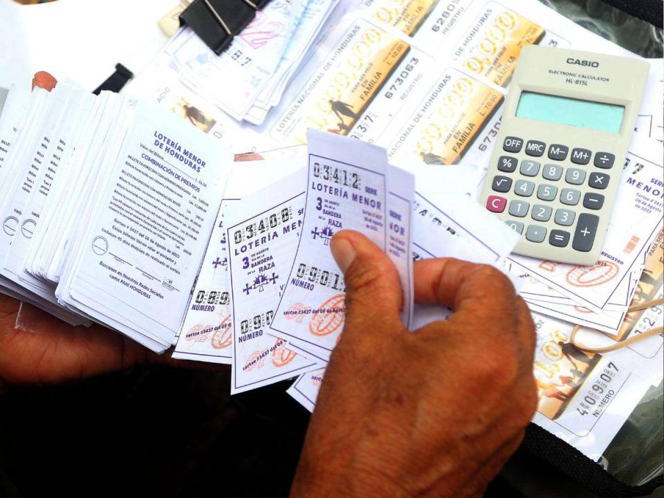 Desde improvisados espacios los vendedores de la lotería nacional atienden a los soñadores que esperan “pegarle” al premio con sus números favoritos.