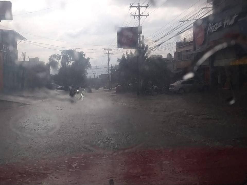 En horas de la tarde de este domingo -18 de febrero- una fuerte tormenta azotó al Distrito Central provocando que algunas vías quedaran congestionadas y calles inundadas, provocando tráfico lento en los bulevares capitalinos en zonas como la colonia Nueva Suyapa, San Miguel, el Anillo Periférico, entre otros. A continuación las imágenes captadas por EL HERALDO.