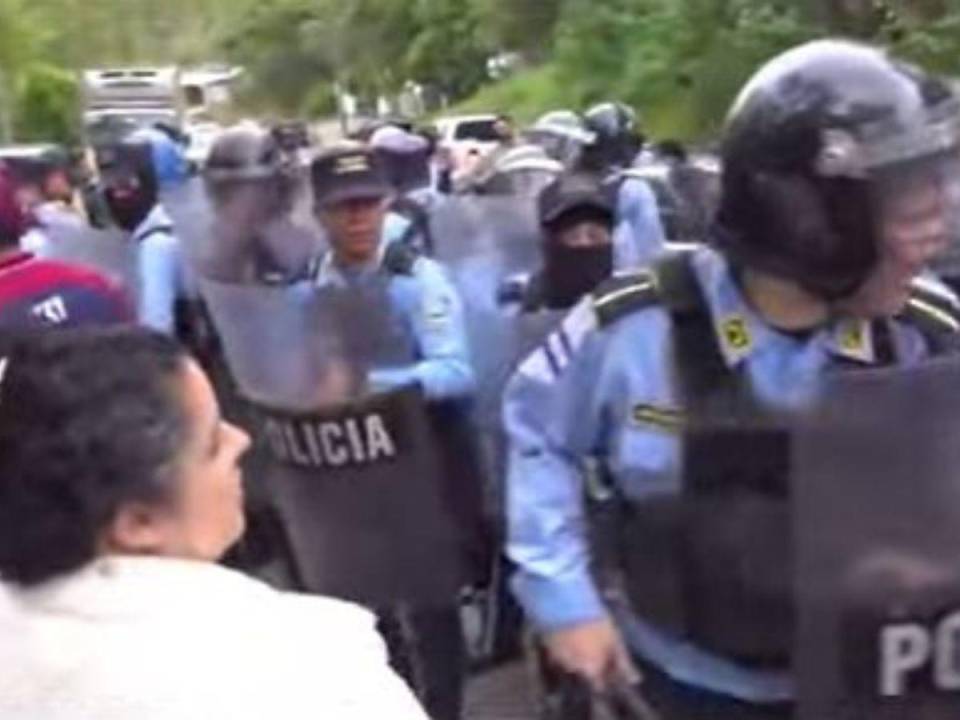 Agentes policiales desalojaron a los manifestantes que protestaban frente a la casa del ministro Daniel Sponda.