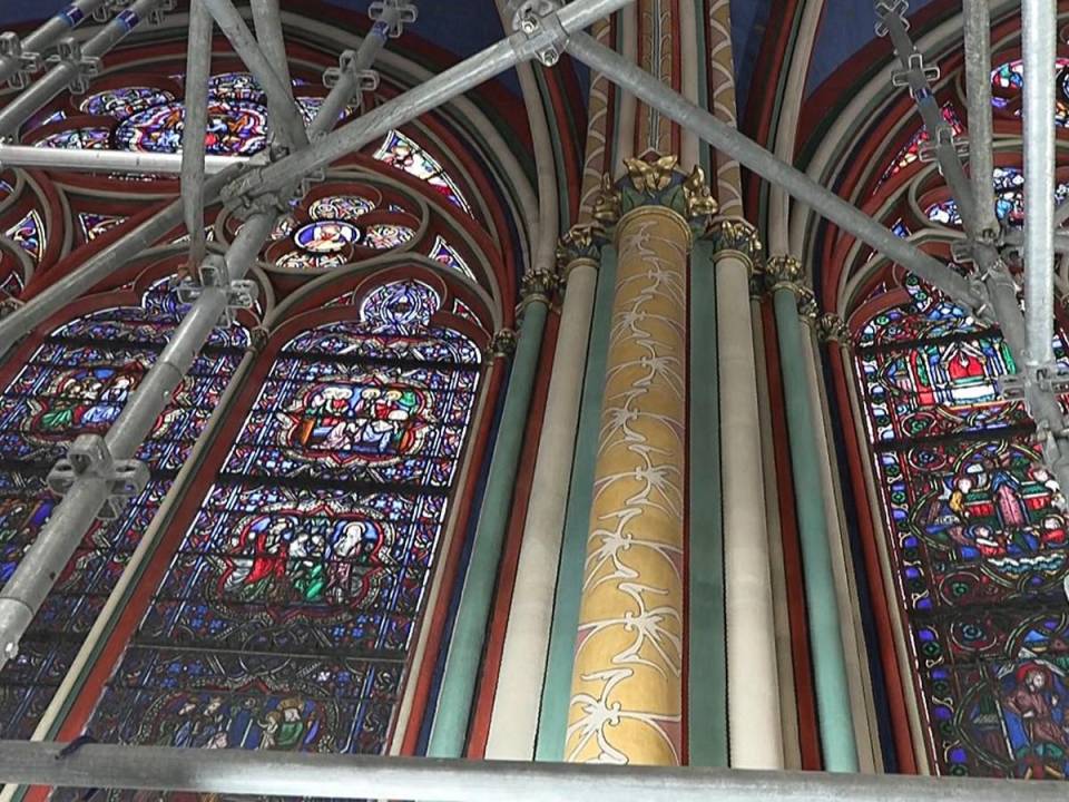 Esta captura de vídeo, creada a partir de un vídeo de AFP, muestra las vidrieras del interior de la catedral de Notre-Dame de París en restauración desde el devastador incendio que la asoló el 15 de abril de 2019.