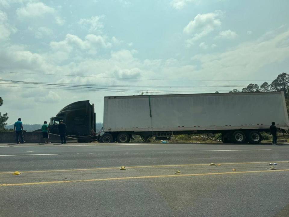 Afortunadamente, el conductor del vehículo de carga salió ileso del accidente que pudo convertirse en una tragedia.