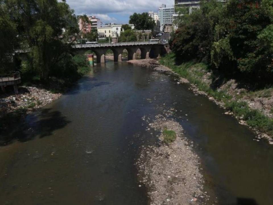 Las aguas verdosas, pestilentes y llenas de materia fecal y otros residuos son un mal endémico en los afluentes capitalinos.