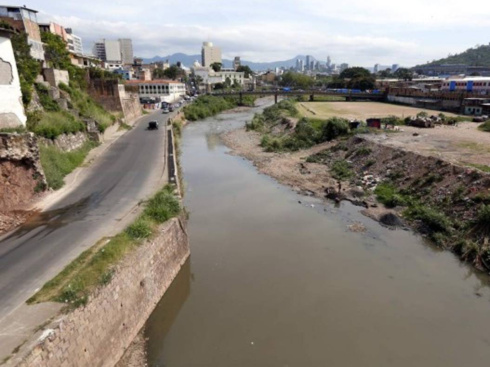 Sobre el río Choluteca, en la orilla que corresponde a Tegucigalpa, se pretende construir la vía rápida, para descongestionar el centro histórico.
