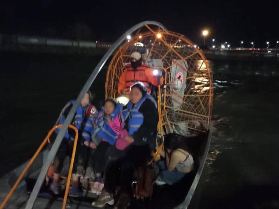 Los agentes del INM rescataron a tres niñas y tres mujeres adultas del Río Bravo y las trasladaron en un hidrodeslizador al punto conocido como Paseo del Río.