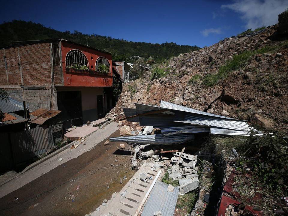 Los afectados exigen remoción de tierra y la reconexión de energía, afirmando que llevan semanas sin ver avances y que las promesas no se traducen en trabajo en campo.