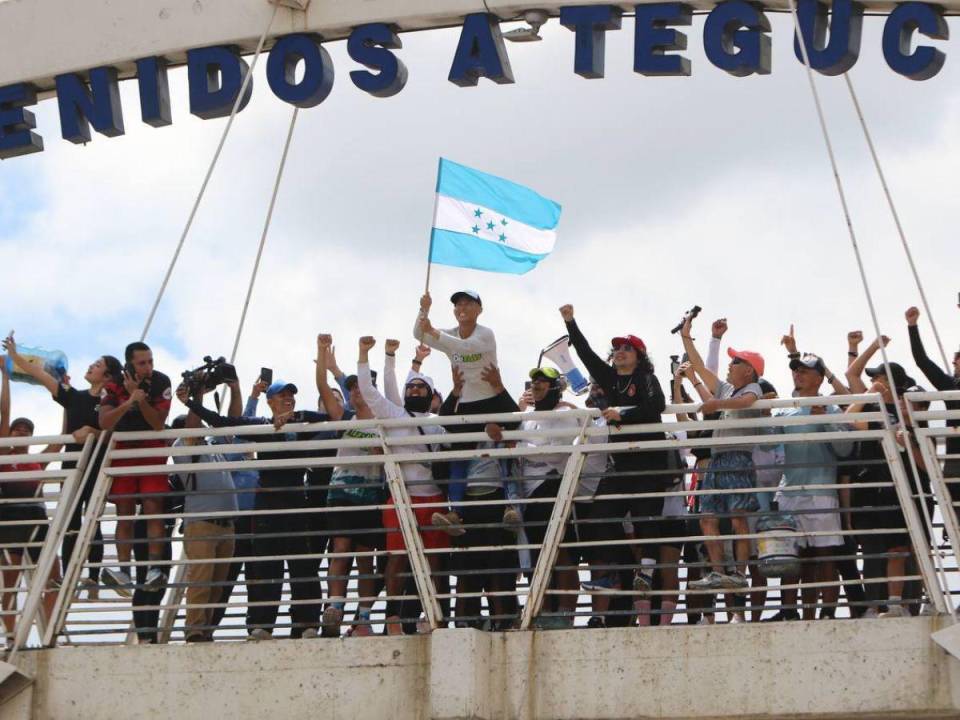 En compañía de decenas de personas, entre influencers, presentadores, agentes de Los Cobras y la Policía Nacional, Shin Fujiyama llegó este miércoles a la entrada de Tegucigalpa. Estas son las imágenes de su llegada a la capital.