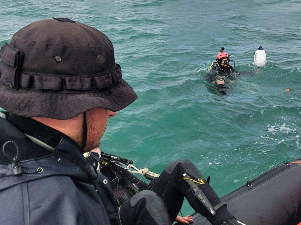 Las autoridades aún buscan los cuerpos de dos personas más que iban en el barco.