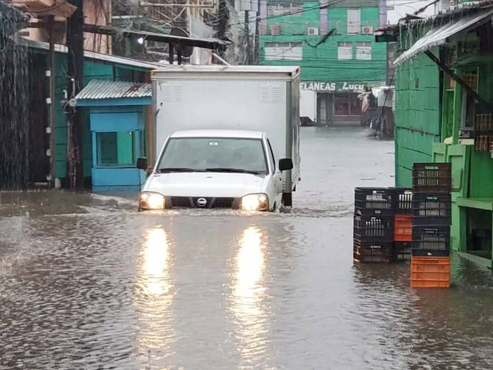 Complemente anegadas se encuentran varias calles céntricas de San Pedro Sula y la ciudad de La Ceiba, luego de las primeras lluvias dejadas por la masa de aire frío que afecta el territorio nacional y que ya llevó a Copeco a elevar a alerta verde siete departamentos.