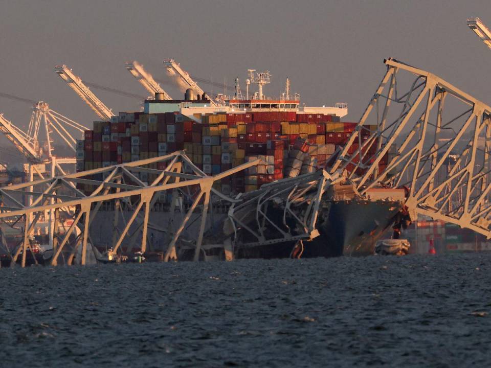 En horas de la madrugada, una embarcación con destino a Sri Lanka chocó contra el puente Francis Scott Key, provocando el colapso del puente y que varios vehículos cayeran al agua.