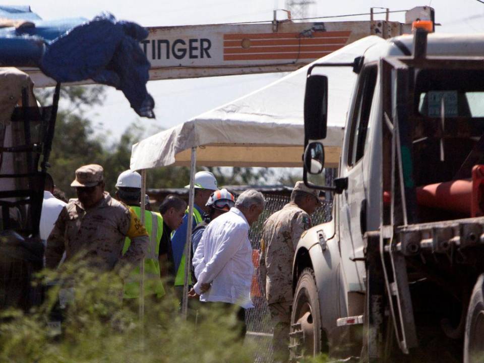 El presidente de México, Andrés Manuel López Obrador (C), visita la mina de carbón inundada donde 10 mineros han quedado atrapados desde el miércoles después de un derrumbe, en la comunidad de Agujita, municipio de Sabinas, estado de Coahuila, México, el 7 de agosto de 2022.