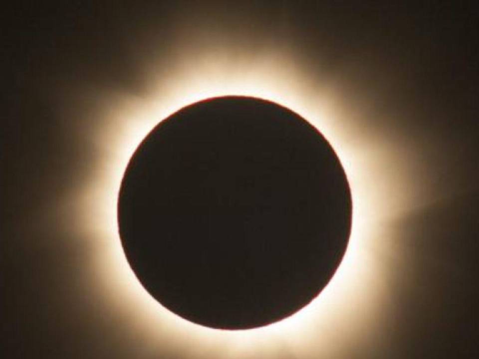 Este lunes 8 de abril ocurre un eclipse solar total para algunas regiones del mundo y parcial para otras.