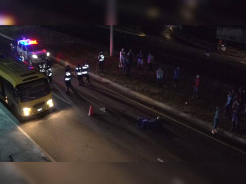 Los cuerpos de la madre y su bebé quedaron tendidos debajo del puente peatonal que se ubica en esa zona.