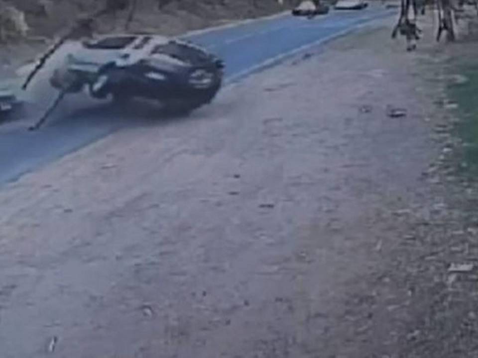 Video muestra choque entre dos camionetas en carretera hacia Valle de Ángeles, Honduras. Algunos lesionados, casi tragedia.