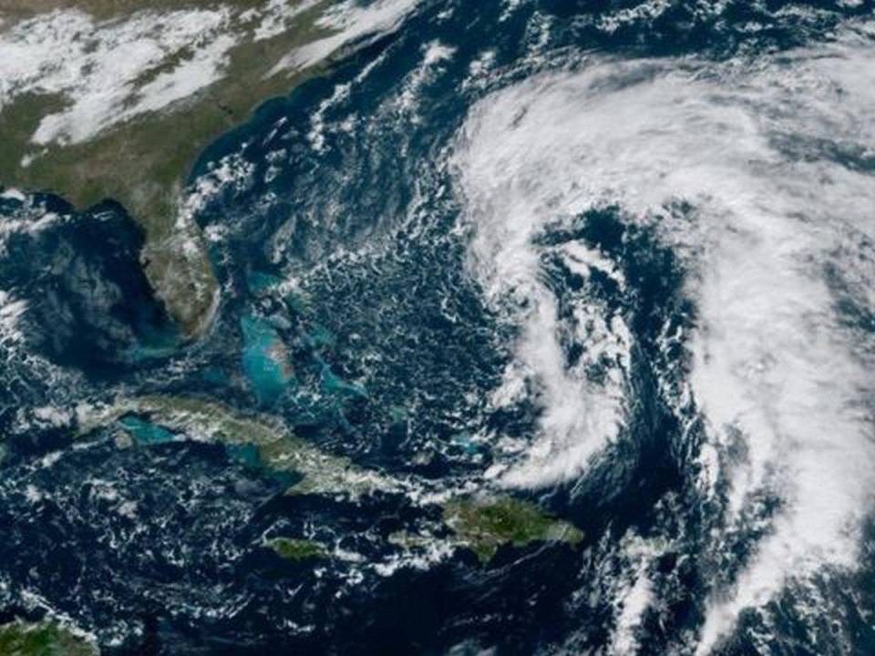 Según el NHC Nicole se convertirá en huracán categoría 1.