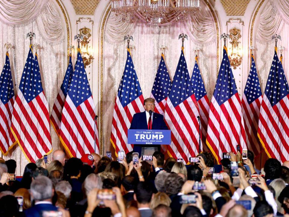 Estados Unidos está “de regreso”, dijo el expresidente de 76 años a cientos de simpatizantes congregados en un salón adornado con la bandera estadounidense en su residencia de Mar-a-Lago en Florida