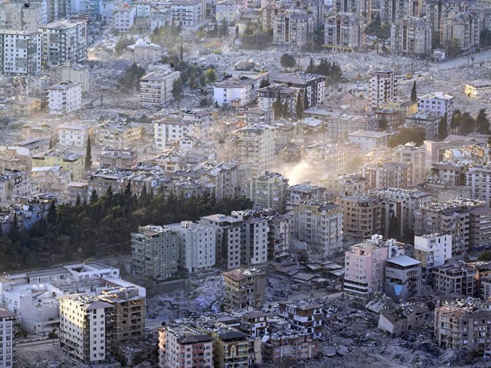 Una fotografía aérea tomada este 20 de febrero de 2023 muestra edificios dañados y derrumbados en Antakya, al sur de Turquía.