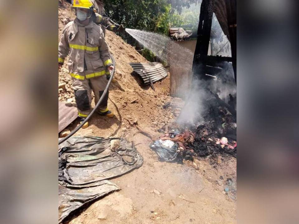 Intentaron protegerse bajo una mesa: los detalles de la muerte de dos niñas en incendio en San Pedro Sula