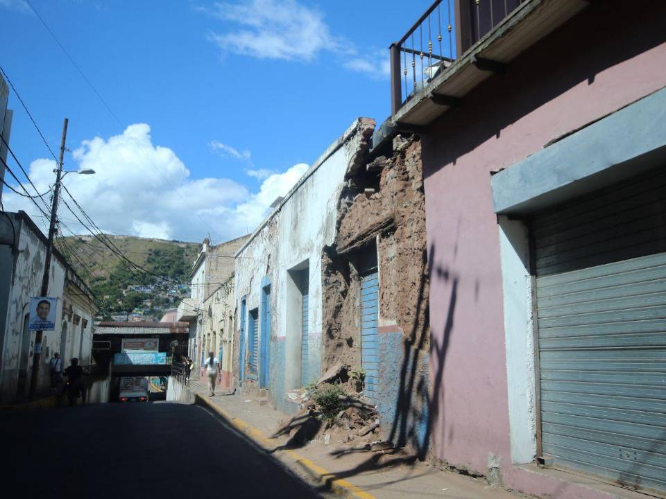 La delincuencia es la causa de abandono del antañón centro histórico de Tegucigalpa. “Muchos le tienen miedo al centro y prefieren mudarse a zonas residenciales donde se sienten más seguros”, comenta don Antonio Valladares, residente del centro.