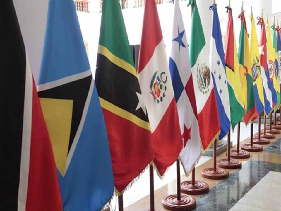 América está constituida por 35 países soberanos e independientes, mismos que conforman la Organización de Estados Americanos (OEA).