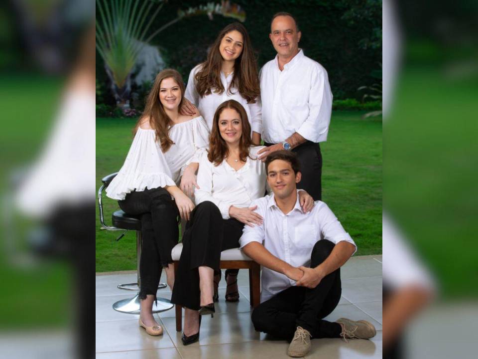 Imagen de la familia de la exdirectora de Miss Nicaragua, Karen Celebertti.