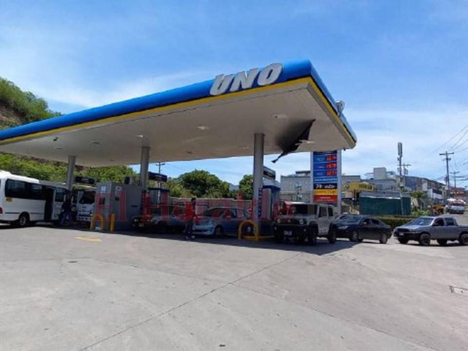 ¡Caos! Conductores abarrotan gasolineras para abastecerse de combustible